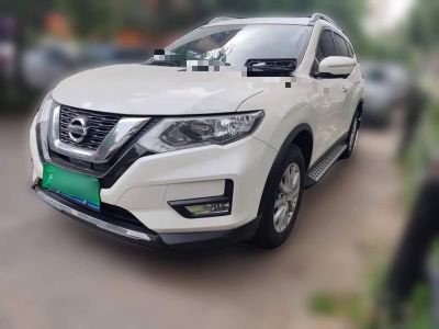 Nissan X-Trail, 2023 г., чёрный, 31 000 км Nissan X-Trail, 2024 г., белый, 49 800 км