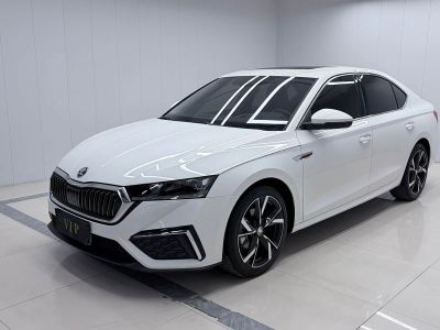Skoda Octavia, 2021 г., чёрный, 60 000 км Skoda 明锐, 2022 г., белый, 42 000 км