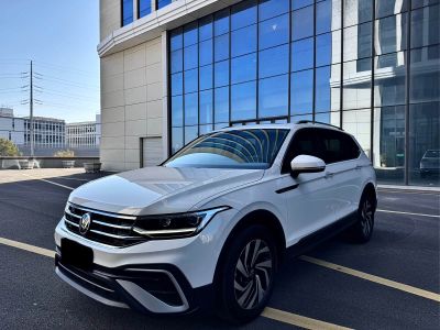 Volkswagen Tiguan L, 2023 г., белый, 42 600 км Volkswagen Tiguan L 2022 330TSI автомат одна ведущая ось комплектация «Умный комфорт»