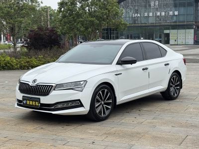 Skoda Superb, 2023 г., серебристый / серый, 35 100 км Skoda 速派, 2024 г., белый, 20 000 км
