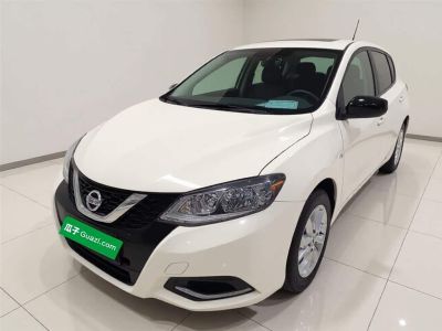 Nissan TIIDA, 2021 г., красный / фиолетовый, 51 000 км Nissan 骐达TIIDA, 2023 г., белый, 42 600 км