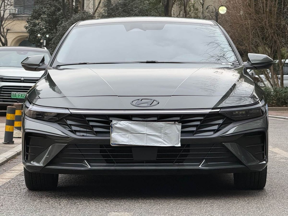 Hyundai Elantra, 2024 г., серебристый / серый, 7 000 км Hyundai Elantra, 2024 г., серебристый / серый, 7 000 км