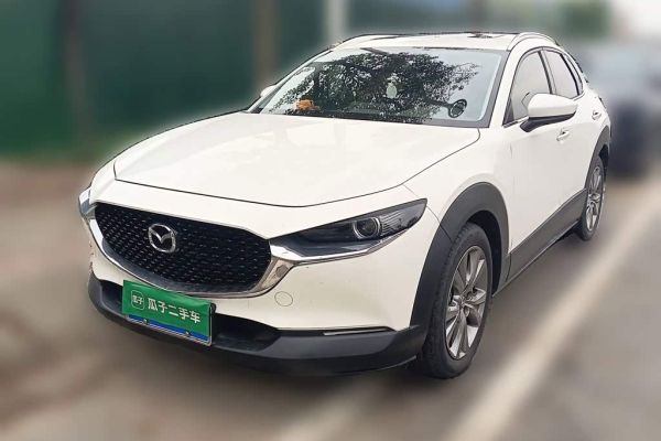 Toyota Corolla, 2022 г., белый, 37 000 км Mazda CX-30, 2021 г., белый, 42 300 км