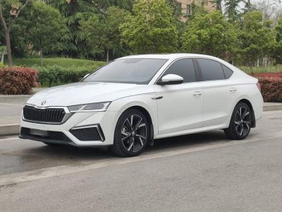 Skoda Octavia, 2021 г., чёрный, 60 000 км Skoda 明锐, 2022 г., белый, 50 700 км