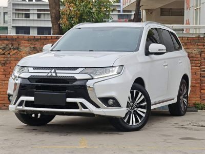 MG ZS, 2021 г., белый, 67 100 км Mitsubishi 欧蓝德, 2021 г., белый, 54 800 км