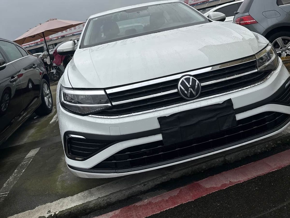 Volkswagen Bora, 2024 г., белый, 25 000 км Volkswagen Bora 2023 200TSI DSG Чансин версия