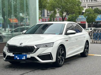Skoda Octavia, 2022 г., красный / фиолетовый, 46 000 км Skoda 明锐, 2024 г., белый, 6 000 км