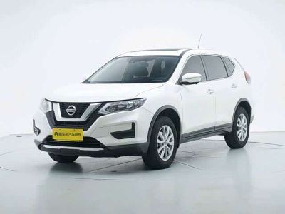 Nissan X-Trail, 2023 г., чёрный, 31 000 км Nissan X-Trail, 2024 г., белый, 5 500 км