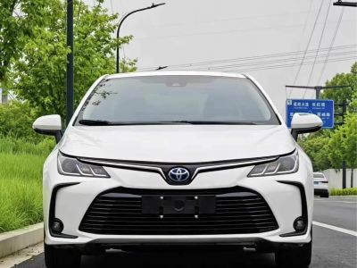 Toyota Corolla, 2022 г., чёрный, 23 000 км Toyota Corolla, 2023 г., белый, 30 000 км