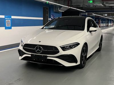 Mercedes-Benz A-Class, 2024 г., красный / фиолетовый, 28 000 км Mercedes-Benz A级 2025 A 200 L комплектация «Стиль»