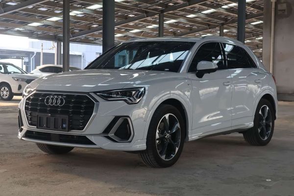 Volkswagen Lamando, 2023 г., серебристый / серый, 38 000 км Audi 奥迪Q3, 2023 г., белый, 10 000 км