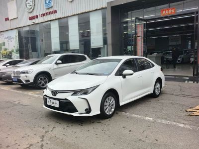 Toyota Corolla, 2023 г., серебристый / серый, 40 000 км Toyota Corolla, 2024 г., белый, 30 000 км