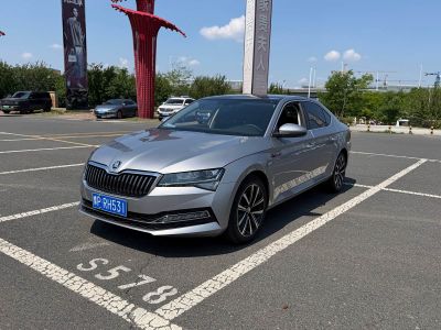 Skoda Superb, 2023 г., белый, 8 000 км Skoda 速派, 2023 г., серебристый / серый, 18 000 км