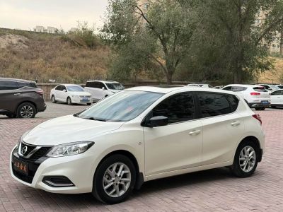 Nissan TIIDA, 2021 г., красный / фиолетовый, 51 000 км Nissan 骐达TIIDA, 2022 г., белый, 60 000 км