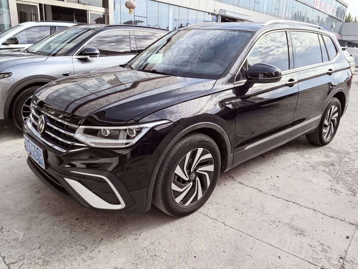 Volkswagen Tiguan L, 2023 г., чёрный, 42 000 км Volkswagen Tiguan L 2023 обновлённая версия 330TSI автомат одна ведущая ось комплектация «Умный комфорт»