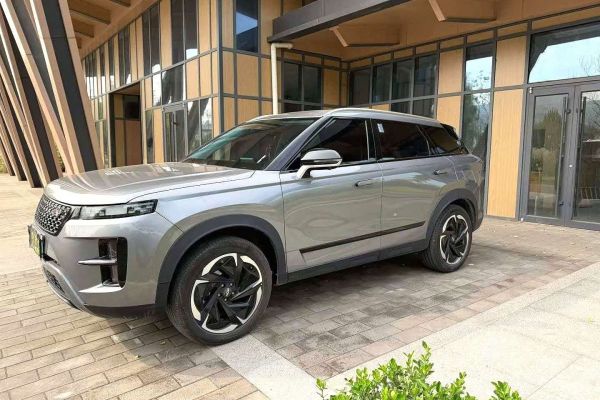Chery 瑞虎7, 2023 г., серебристый / серый, 19 800 км Chery 瑞虎7 C-DM, 2024 г., серебристый / серый, 22 000 км