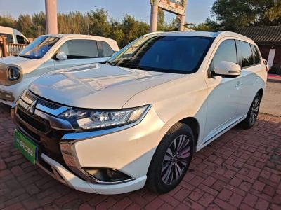 Mitsubishi 劲炫ASX, 2021 г., белый, 58 300 км Mitsubishi 欧蓝德, 2023 г., белый, 26 400 км