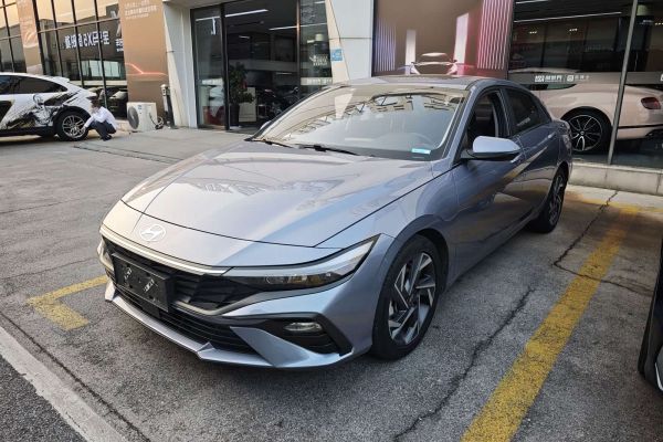 Hyundai Casper, 2022 г., зелёный, 7 093 км Hyundai Elantra, 2023 г., синий, 25 000 км