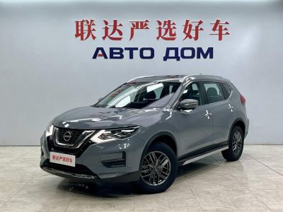 Nissan X-Trail, 2025 г., белый, 8 000 км Nissan X-Trail, 2025 г., серебристый / серый, 1 200 км