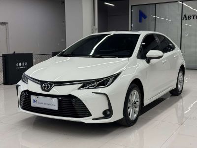 Toyota Corolla, 2022 г., чёрный, 23 000 км Toyota Corolla, 2023 г., белый, 26 000 км