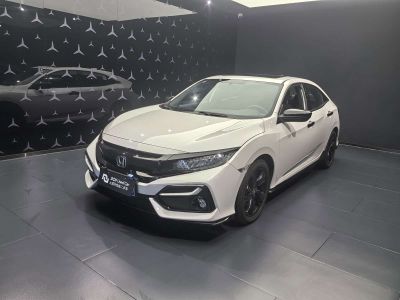 Honda Civic, 2021 г., чёрный, 60 000 км Honda Civic, 2022 г., белый, 18 000 км