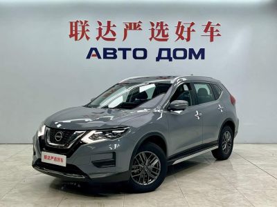 Nissan X-Trail, 2025 г., белый, 8 000 км Nissan X-Trail, 2025 г., серебристый / серый, 1 500 км