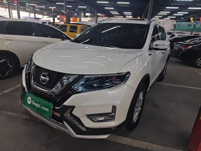 Nissan X-Trail, 2023 г., чёрный, 31 000 км Nissan X-Trail, 2025 г., белый, 29 500 км