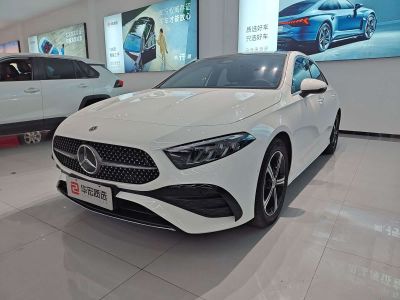 Mercedes-Benz A-Class, 2024 г., красный / фиолетовый, 28 000 км Mercedes-Benz A级 2025 A 200 L комплектация «Стиль»