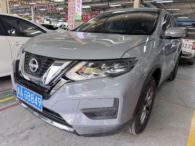 Nissan X-Trail, 2025 г., белый, 8 000 км Nissan X-Trail, 2025 г., серебристый / серый, 1 000 км