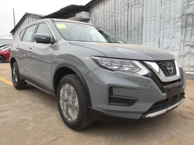 Nissan X-Trail, 2026 г., белый, 100 км Nissan X-Trail, 2026 г., серебристый / серый, 100 км