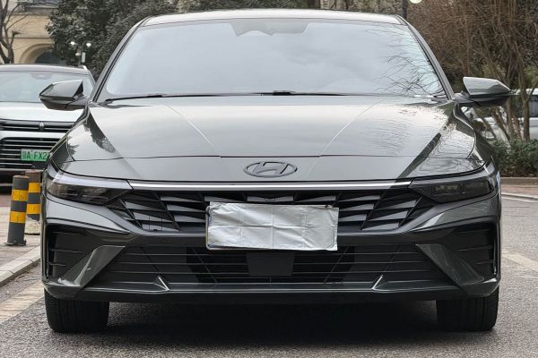 Mercedes-Benz C-Class, 2022 г., зелёный, 78 800 км Hyundai Elantra, 2024 г., серебристый / серый, 7 000 км