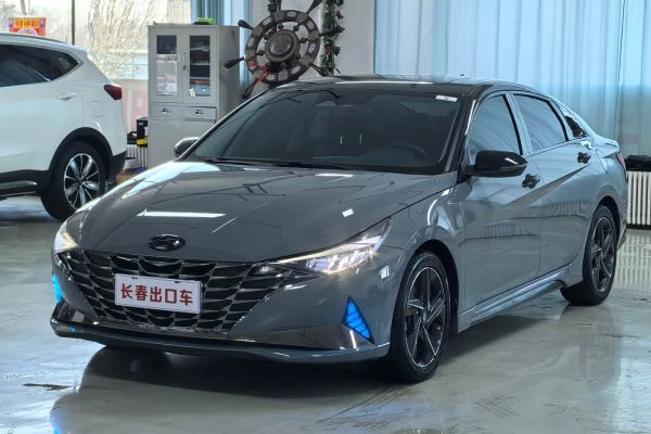 Kia обновлённая версия K5 гибрид (3 поколение), 2024 г., серебристо-серый, 33 272 км Hyundai Elantra, 2023 г., серебристый / серый, 26 000 км