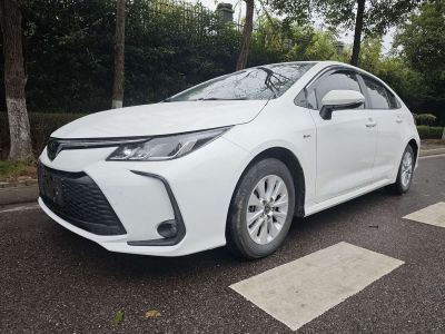 Toyota Corolla, 2023 г., серебристый / серый, 40 000 км Toyota Corolla, 2024 г., белый, 14 000 км
