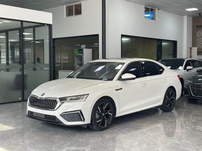 Skoda Octavia, 2021 г., чёрный, 60 000 км Skoda 明锐, 2022 г., белый, 38 000 км