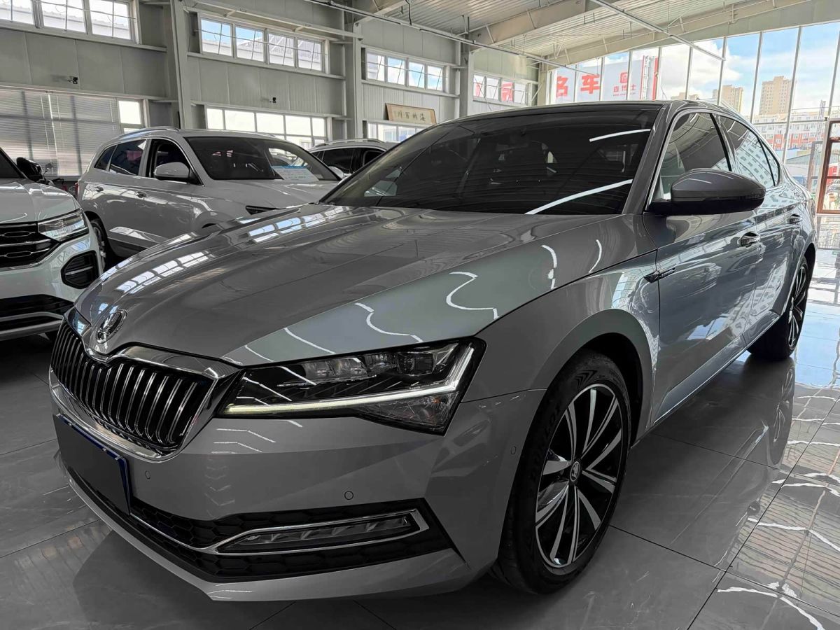 Skoda Superb, 2022 г., серебристый / серый, 30 800 км Skoda 速派, 2022 г., серебристый / серый, 30 800 км