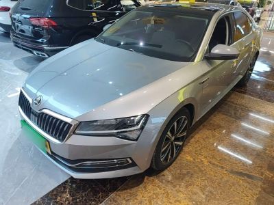 Skoda Superb, 2024 г., белый, 37 000 км Skoda 速派, 2024 г., серебристый / серый, 36 100 км