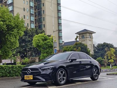 Mercedes-Benz A-Class, 2024 г., красный / фиолетовый, 28 000 км Mercedes-Benz A级 2024 A 200 L комплектация «Стиль»