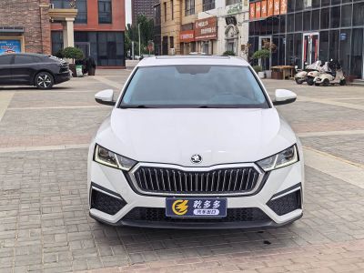 Skoda Octavia, 2021 г., чёрный, 60 000 км Skoda 明锐, 2022 г., белый, 35 000 км