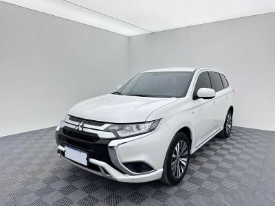 Skoda Superb, 2023 г., чёрный, 30 500 км Mitsubishi 欧蓝德, 2022 г., белый, 31 000 км