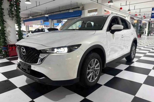 Mazda 马自达3 昂克赛拉, 2023 г., серебристый / серый, 20 000 км Mazda CX-5, 2022 г., белый, 57 000 км
