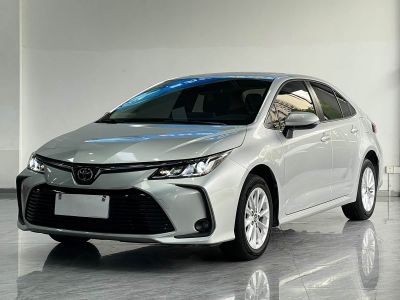 Toyota Corolla, 2022 г., белый, 48 000 км Toyota Corolla, 2022 г., серебристый / серый, 48 800 км