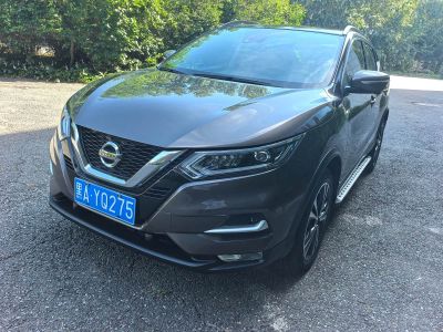 Nissan Qashqai, 2022 г., белый, 45 000 км Nissan 逍客, 2022 г., серебристый / серый, 38 000 км