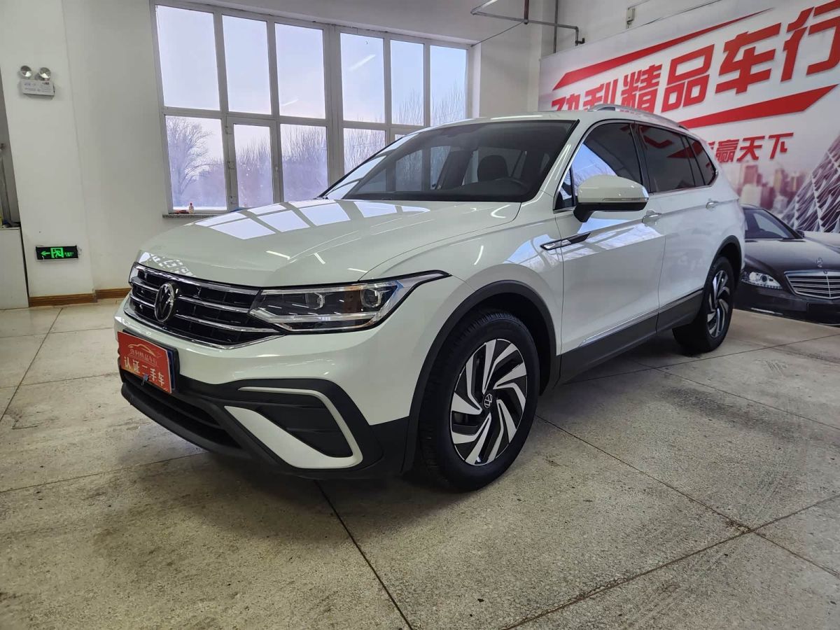 Volkswagen Tiguan L, 2023 г., белый, 73 000 км Volkswagen Tiguan L 2023 300TSI автомат одна ведущая ось комплектация «Умный комфорт»