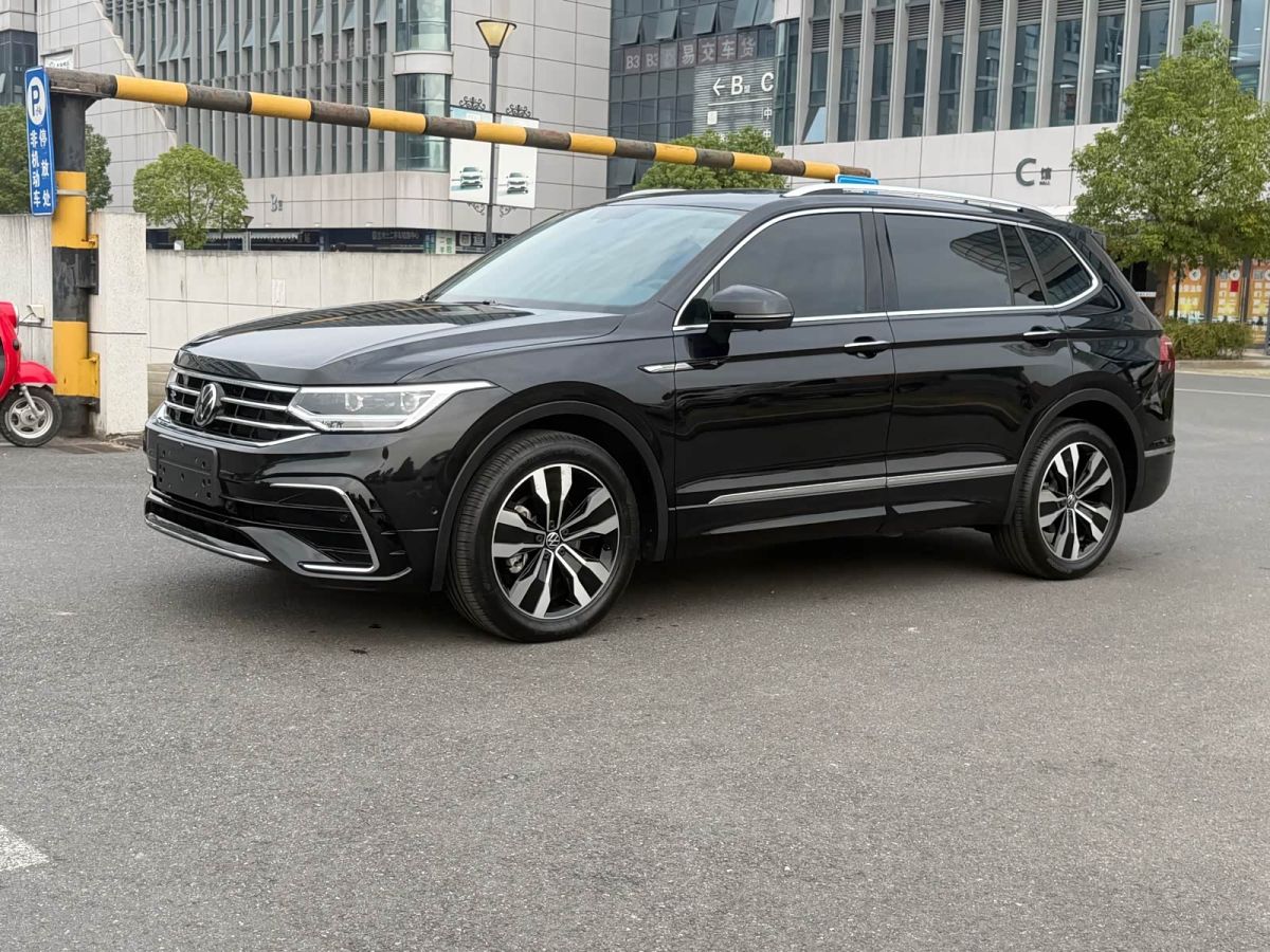 Volkswagen Tiguan L, 2024 г., чёрный, 7 000 км Volkswagen Tiguan L 2024 330TSI автомат одна ведущая ось R-Line комплектация «Юэсян»