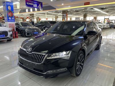 Skoda Superb, 2023 г., серебристый / серый, 35 100 км Skoda 速派, 2023 г., чёрный, 27 000 км