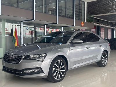 Skoda Superb, 2023 г., белый, 8 000 км Skoda 速派, 2023 г., серебристый / серый, 19 000 км