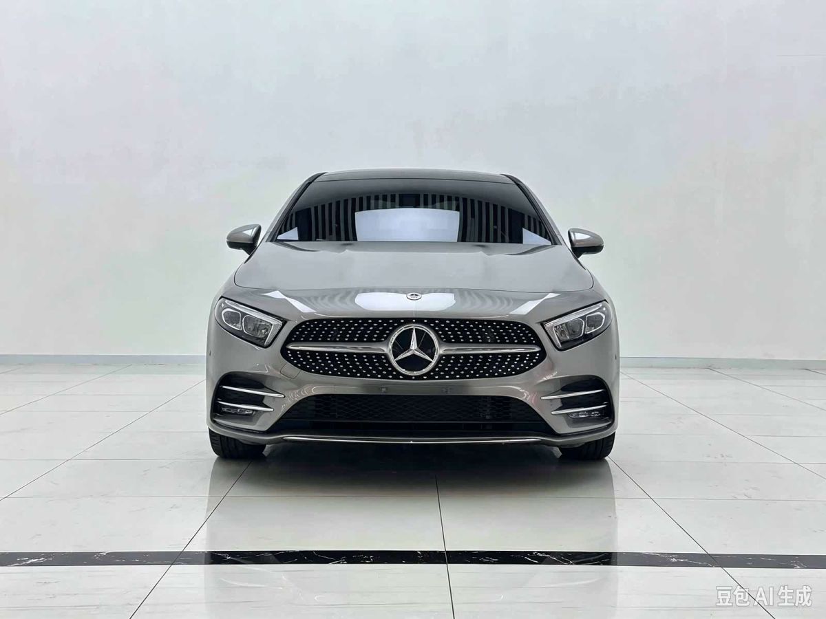 Mercedes-Benz A-Class, 2023 г., шампань / коричневый, 31 600 км Mercedes-Benz A-Class, 2023 г., шампань / коричневый, 31 600 км