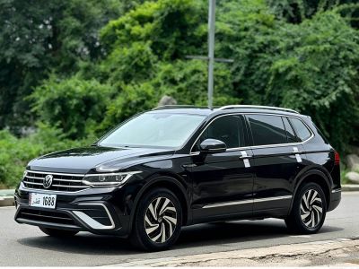 Volkswagen Tiguan L, 2023 г., чёрный, 32 900 км Volkswagen Tiguan L 2023 330TSI автомат одна ведущая ось комплектация «Умный комфорт»