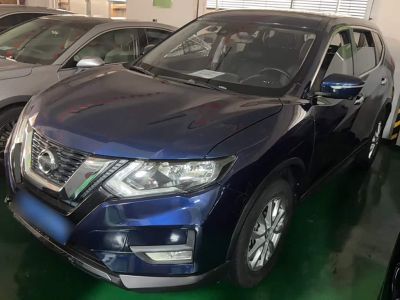 Nissan X-Trail, 2021 г., серебристый / серый, 39 000 км Nissan X-Trail, 2021 г., синий, 75 000 км