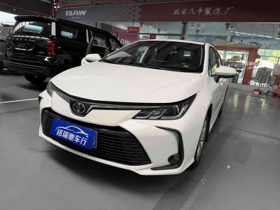 Toyota Corolla, 2022 г., чёрный, 23 000 км Toyota Corolla, 2023 г., белый, 25 000 км